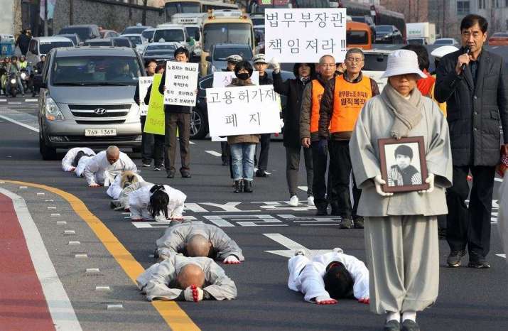 About 30 monks and protestors held a demonstration between the Jogye Order headquarters and the presidential residence in Seoul. From asianews.it