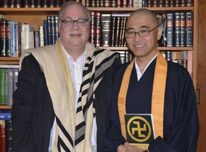 Kenjitsu Nakagaki with Rabbi Alan Brill. From japantoday.com