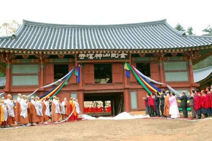 Singyesa or Singye Temple on Mount Kumgang in North Korea in 2007, during the opening ceremony. From hani.co.kr