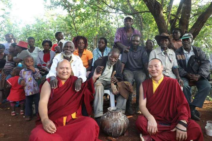 Drupon Khen Rinpoche with the Chikukwa community and Buddhist entourage. From facebook.com