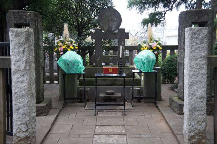 The tombstone of Inoue Enryō (1858-1919), a Buddhist philosopher who interpreted Buddhist conceptions of the afterlife in light of modern philosophy. Photo by the author