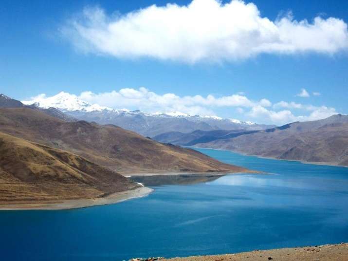 Yamdrok Yutso Lake, Tibet. From sangha-journeys.com