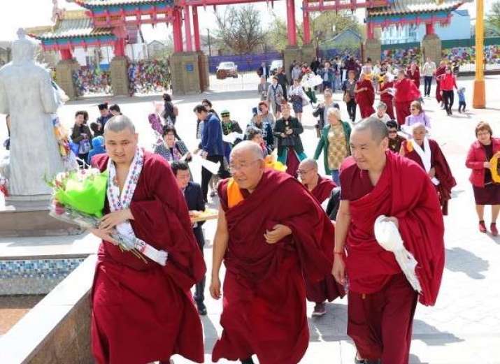Arjia Rinpoche at the Central <i>khurul</i> of Kalmykia. From riakalm.ru