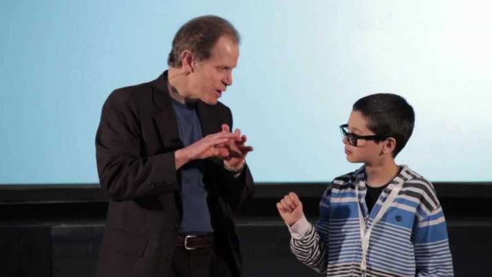 Daniel Siegel teaching a student about the brain. From youtube.com