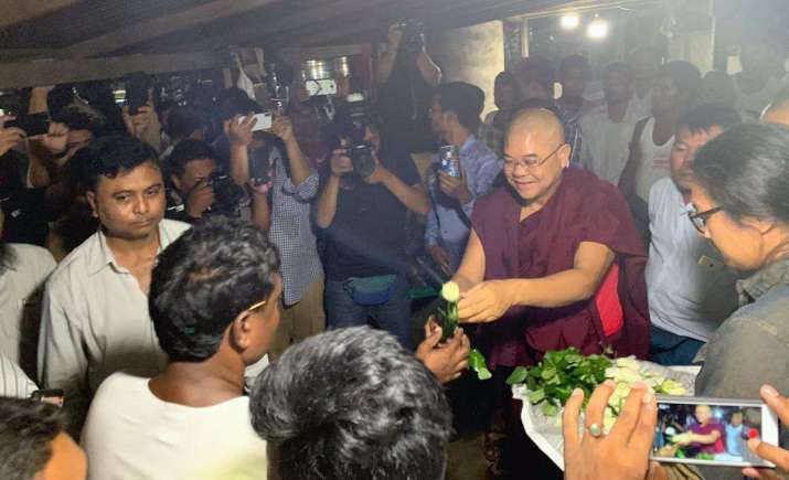 Prominent Buddhist monk U Bandatta Seindita offers white roses in a show of solidarity with Muslims in Yangon. From facebook.com