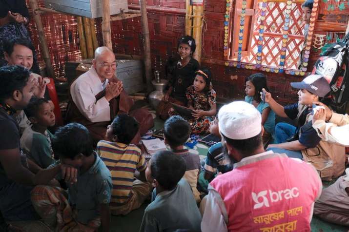 Pomnyun Sunim meets children at a Rohingya refugee camp in Cox’s Bazar, Bangladesh. Image courtesy of JTS