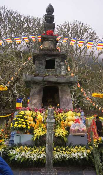 Buddhist monks, nuns, government officials, and devotees offered prayers on the 760th birth anniversary and 710th year of the nirvana of King Tran Nhan Tong at the pagoda on Yen Tu Mountain. Image courtesy of the author
