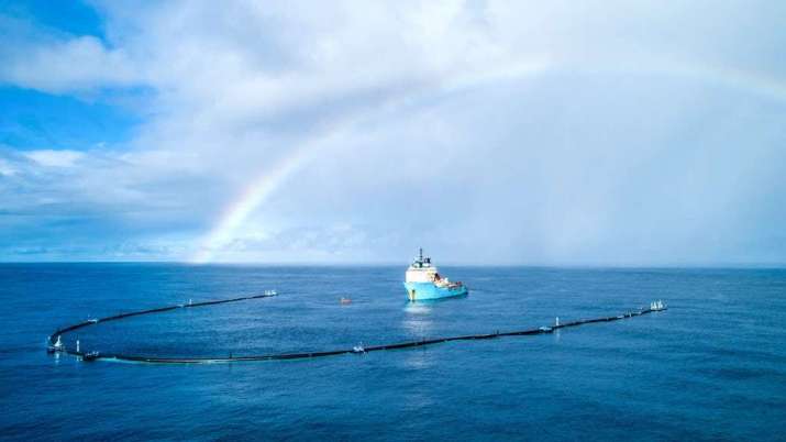 The collection system uses long floating booms to act like an artificial coastline. Image courtesy of The Ocean Cleanup
