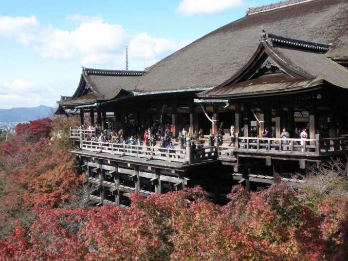 A view of the verandah of the main hall of Kiyomizu-dera in Kyoto. Photo by the author