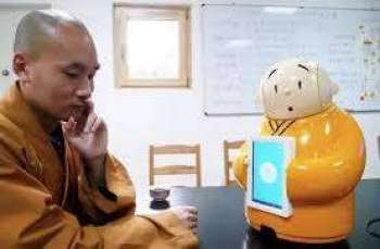 A monk from Longquan Temple in China with a robot monk. From news.mb.com.ph