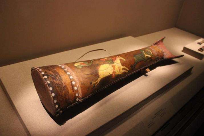 A wooden quiver painted with a hunting scene. From chinadailyhk.com