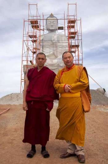 Telo Tulku Rinpoche and Lobsang Zundu in front of the Maitreya statue. From riakalm.ru