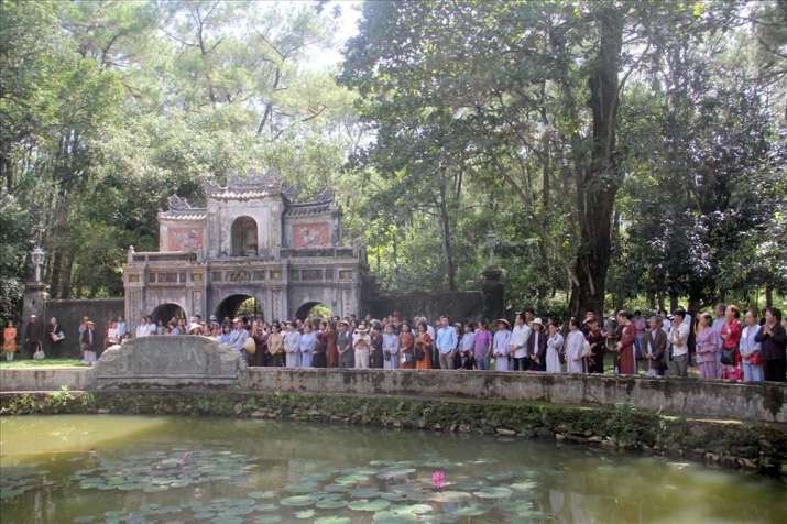 Hundreds of well-wishers gathered at Chua Tu Hieu on Friday to celebrate the life of Thich Nhat Hanh on the occasion of his 93rd birthday. From laodong.vn