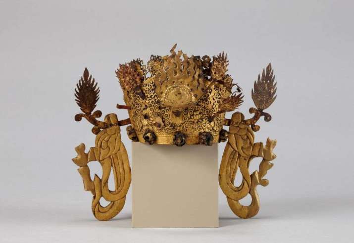 The elaborate removable metal crown. From smithsonianmag.com