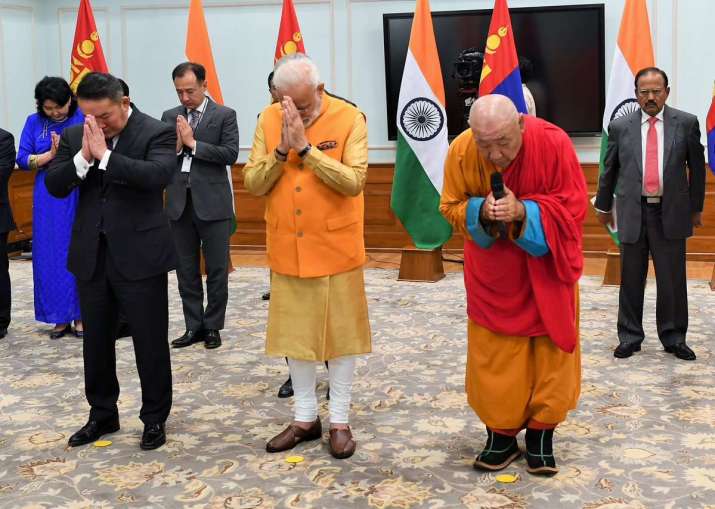 Indian prime minister Narendra Modi and Mongolian president Khaltmaagiin Battulga with Mongolian Buddhist leader Khamba Lama Gabju Choijamts Demberel on 21 September. From Twitter