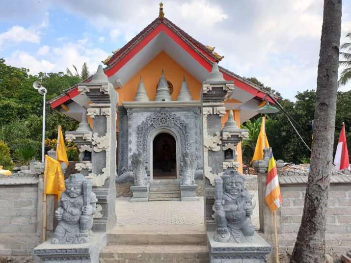 A typical Lombok Buddhist temple. Note the Balinese-style split gates and Antaboga flanking the temple entrance. Note also the Borobudur stupa reproductions atop the split gates and the speakers on the left of the temple. Image courtesy of Dr. Metta Agustina