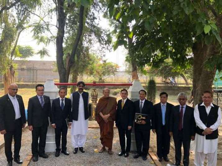 Ven. Arayawangso with delegates and officials at Taxila Museum. From pakobserver.net