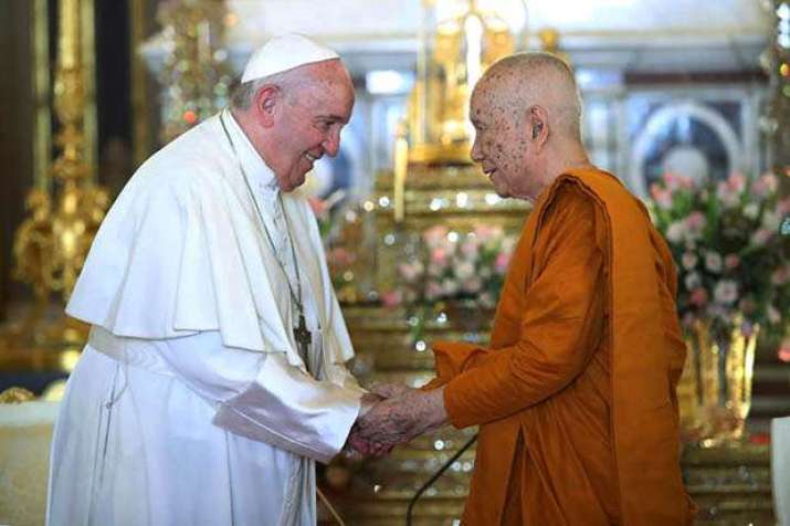 Pope Francis meets Thailand’s Supreme Patriarch at Wat Ratchabophit. From bangkokpost.com