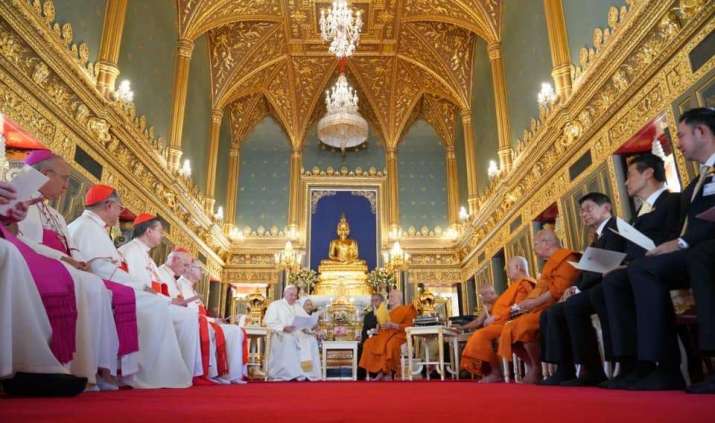 The Supreme Patriarch and Pope Francis speak at Wat Ratchabophit. From nationthailand.com
