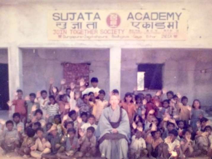 Pomnyun Sunim with children of Dungeshwari in the early days of JTS India. Image courtesy of JTS India
