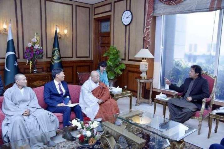 Ven. Wonhaeng, third from left, president of the Jogye Order, meets with Pakistani Prime Minister Imran Khan on 20 November. From koreatimes.co.kr
