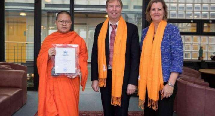 Phra Vudhijaya Vajiramedhi accepting an award from the UN in 2018. From nationthailand.com