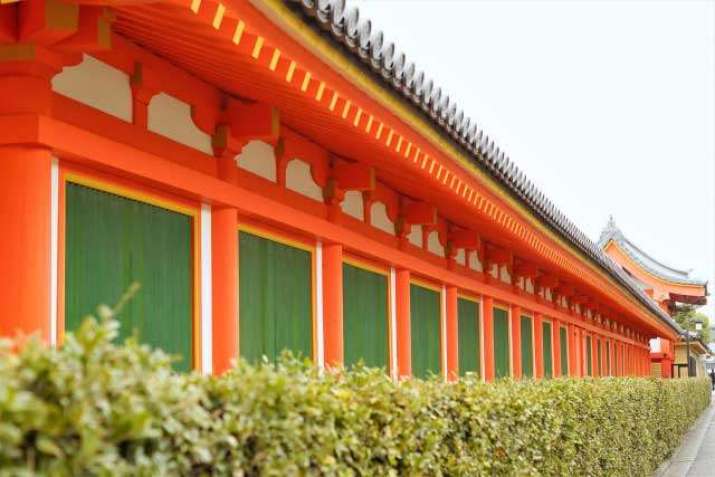 The colorful exterior of the 120-meter main hall of Sanjusangen-do. From japanvisitor.com