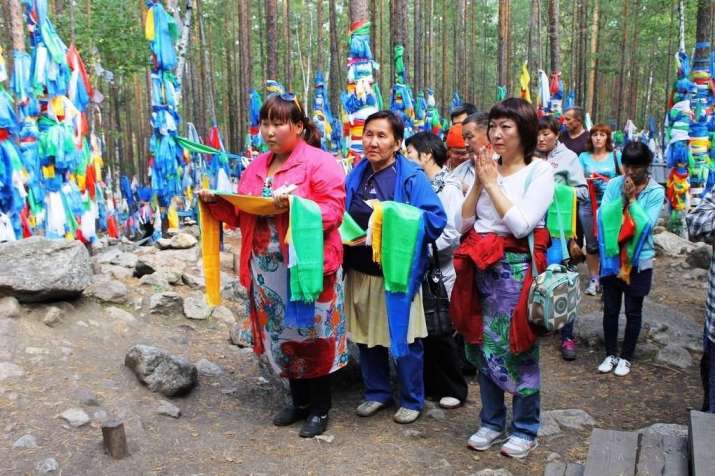 Pilgrims at the shrine of Yanzhima. From ulanmedia.ru
