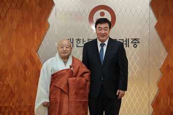 Ven. Wonhaeng with China's ambassador to South Korea, Xing Haiming. From koreanbuddhism.net