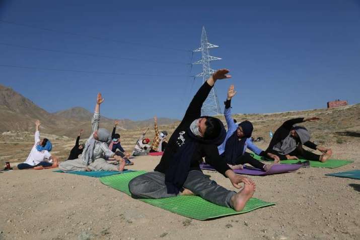 Afghan people practice yoga in Kabul. Photo by Rahmatullah Alizadah. Fom xinhuanet.com