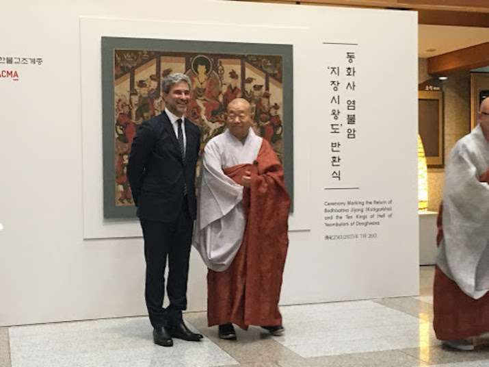 LACMA director Michael Govan and Ven. Jeong-hyun at a ceremony for the return of the Buddhist artworks in Seoul, 2017. From news.artnet.com