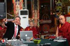 Christof Koch in dialogue with the Dalai Lama. From thetibetpost.com