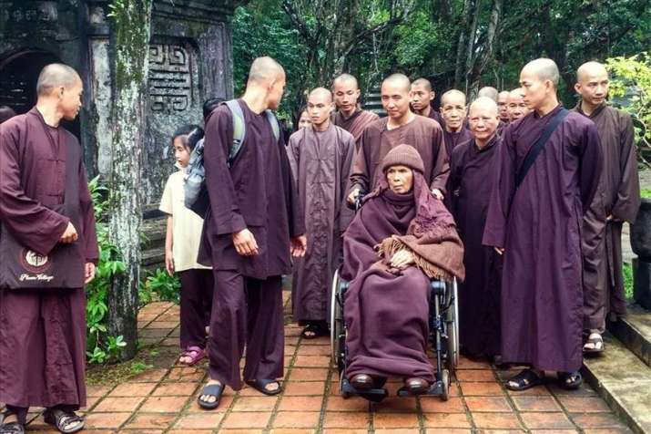 Thich Nhat Hanh with monks, nuns, and lay Buddhists during walking meditation at Tu Hieu. Photo by Phuc Dat. From laodong.vn