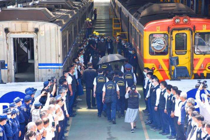 People pay their respects to train driver Yuan Chun-hsiu, who died in last week’s train crash. Railway police escort his ashes and family members to a train from Hualien County to his hometown Taichung. From taipeitimes.com