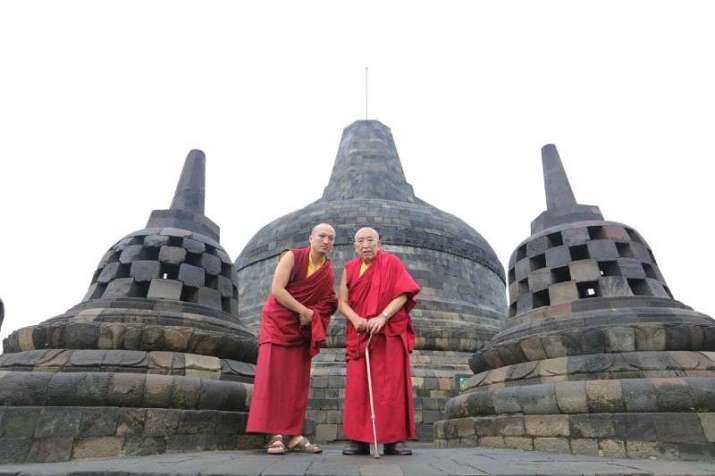 Choje Lama Wangchuk Topden with Venerable Khenchen Thrangu Rinpoche. Image courtesy of Karma Jangchub